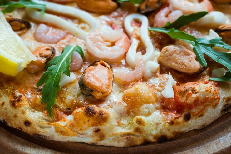 Pizza ai frutti di mare. Cucina tradizionale italiana. Concetto di cena veloce e gustosa