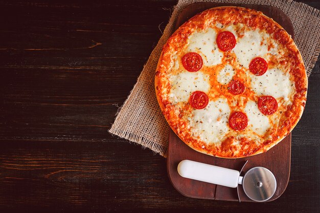 Pizza ai peperoni calda fatta in casa pronta da mangiare