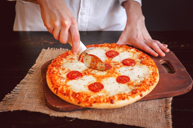 Pizza ai peperoni calda fatta in casa pronta da mangiare