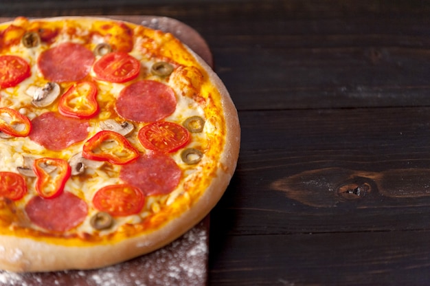 Pizza ai peperoni calda fatta in casa pronta da mangiare