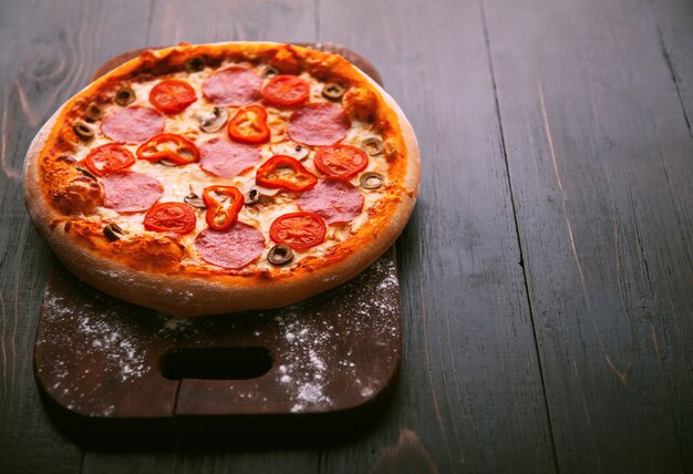 Pizza ai peperoni calda fatta in casa pronta da mangiare