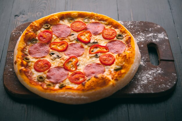 Pizza ai peperoni calda fatta in casa pronta da mangiare