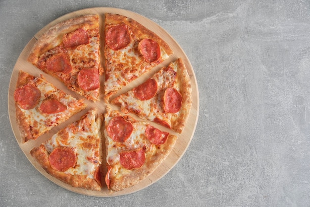 Pizza ai peperoni con fondo di cemento grigio salsiccia