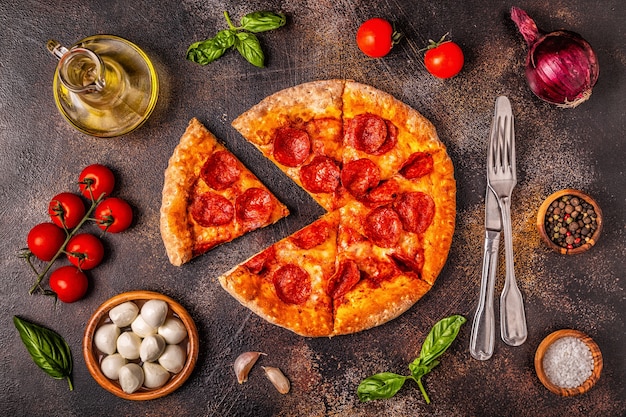 Pizza ai peperoni con ingredienti