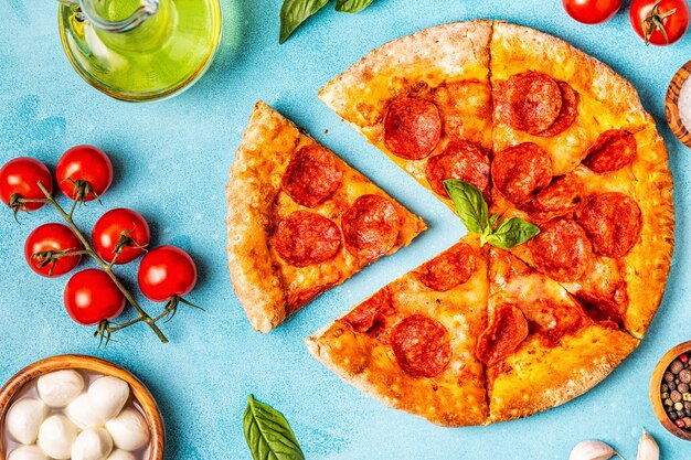 Pizza ai peperoni con ingredienti