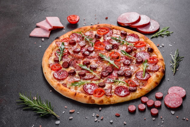 Pizza ai peperoni con mozzarella, salame, prosciutto. Pizza italiana