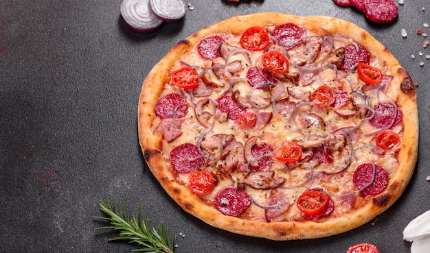 Pizza ai peperoni con mozzarella, salame, prosciutto. Pizza italiana
