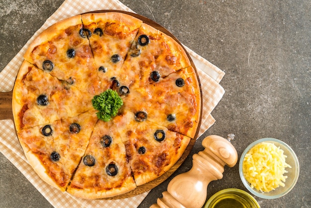 pizza ai peperoni con oliva
