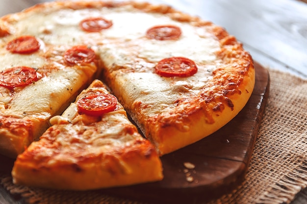 Pizza ai peperoni fatta in casa calda pronta da mangiare. luce naturale