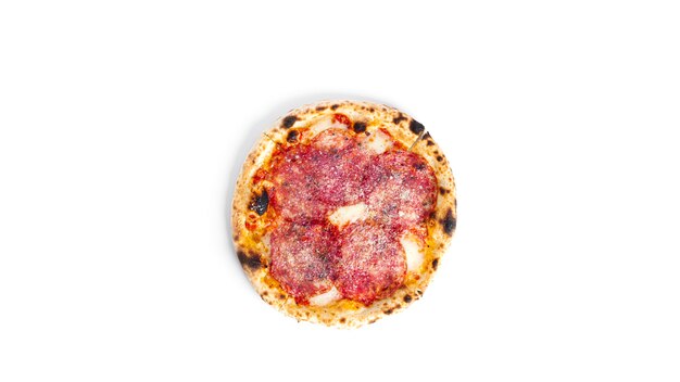 Pizza ai peperoni isolata. La pizza del salame è isolata.