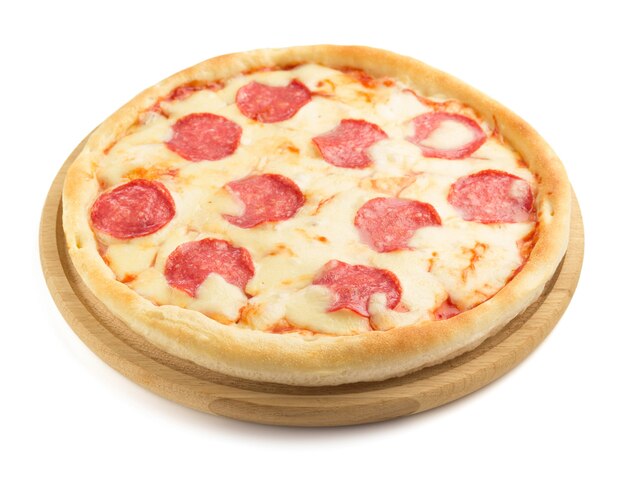 Pizza ai peperoni isolata su bianco