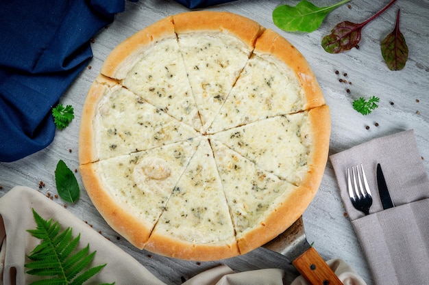 Pizza ai quattro formaggi su pala Appena sfornata con salsa di panna parmigiano gouda mozzarella e dor blue