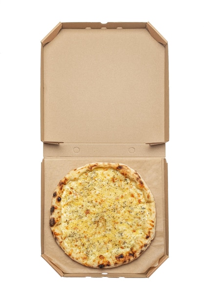 Pizza ai quattro formaggi su sfondo bianco isolato