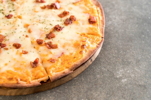 pizza al bacon e formaggio