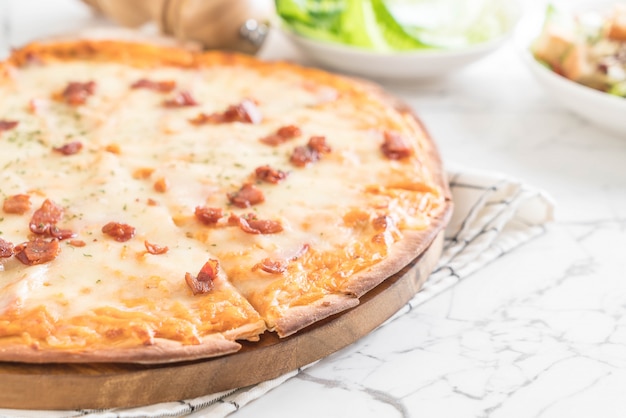 pizza al bacon e formaggio