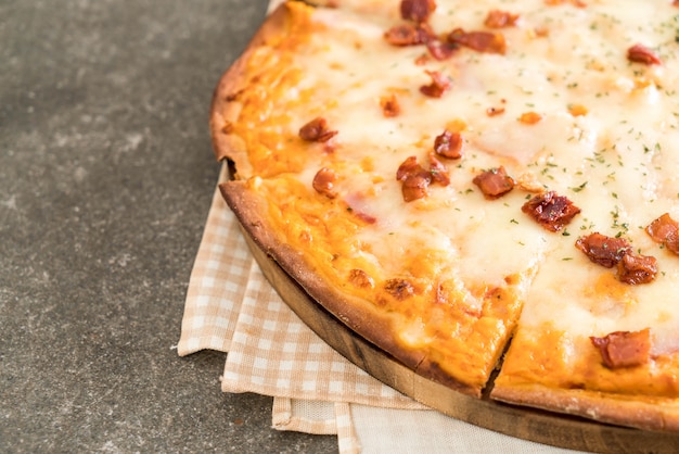 pizza al bacon e formaggio