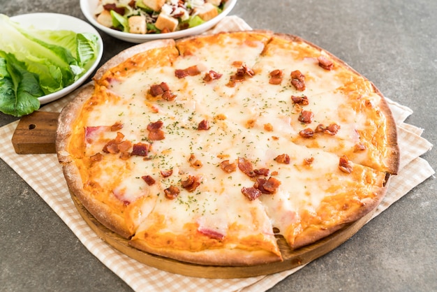 pizza al bacon e formaggio