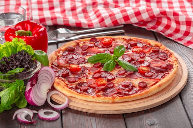 Pizza al formaggio fatta in casa con salame