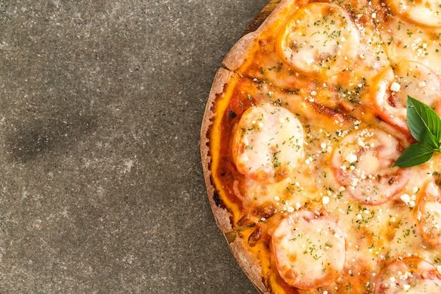 pizza al pomodoro sul tavolo