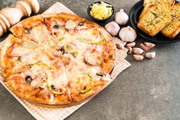 pizza al prosciutto e salsiccia