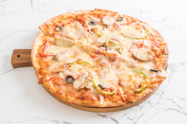 pizza al prosciutto e salsiccia