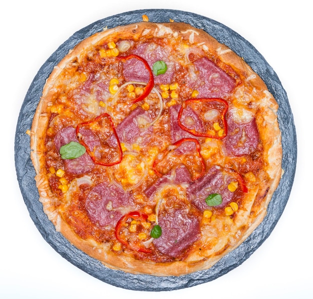 Pizza al salame isolata su bianco