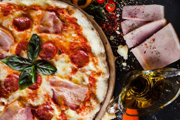 Pizza al salame piccante. Pasto ingrassante e delizioso con molta carne