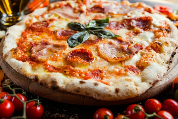 Pizza al salame piccante. Ricetta classica delle pizzerie italiane