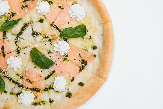 Pizza al salmone affumicato isolata su sfondo bianco - stile alimentare italiano