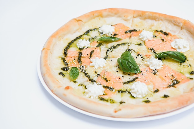 Pizza al salmone affumicato isolata su sfondo bianco - stile alimentare italiano