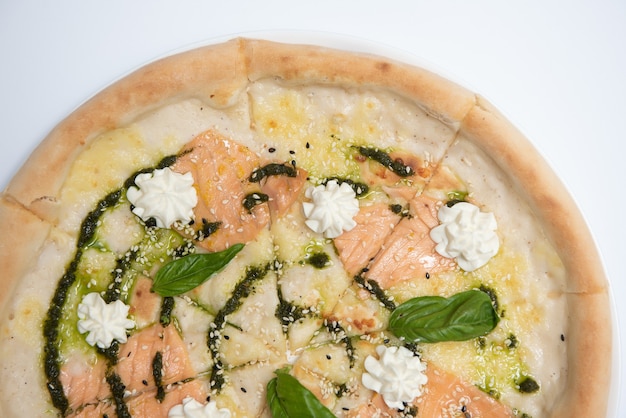 Pizza al salmone affumicato isolata su sfondo bianco - stile alimentare italiano