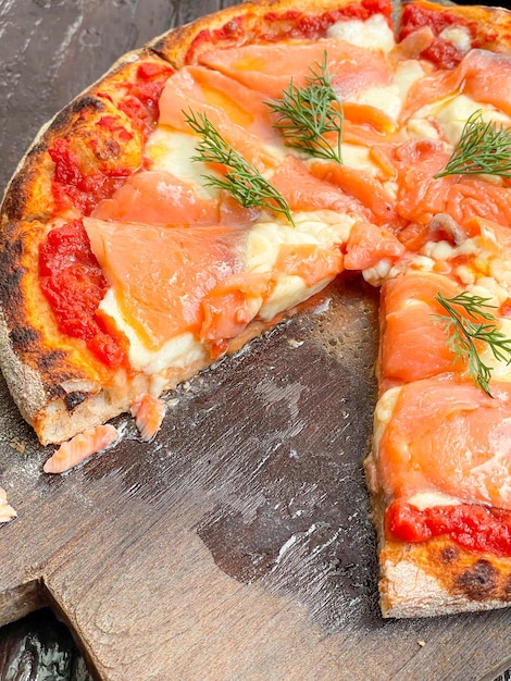 pizza al salmone affumicato su vassoio di legno