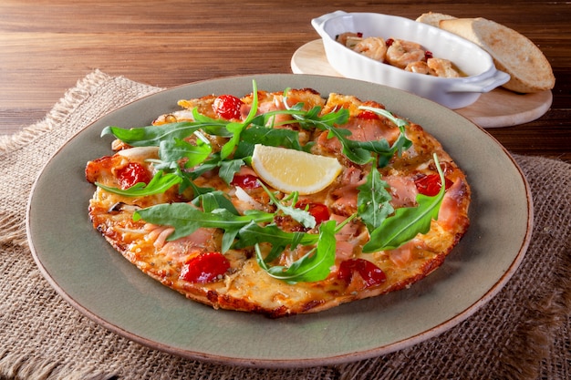 Pizza al salmone affumicato