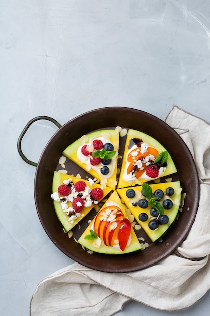 Pizza all'anguria con feta e yogurt ai frutti di bosco