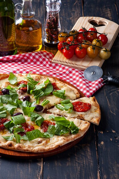 Pizza alla brasiliana con mozzarella, pomodori secchi e rucola.