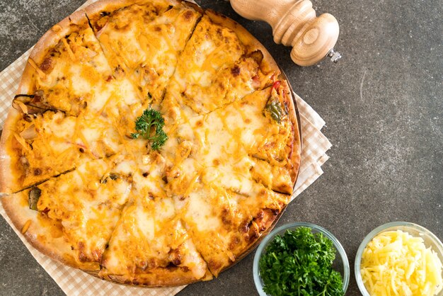 pizza alla griglia di pollo con salsa mille isole