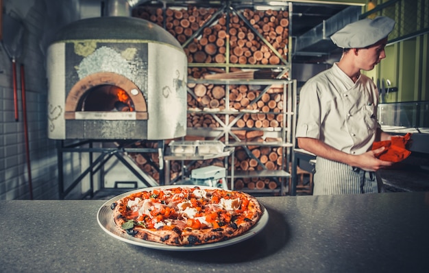 Pizza appena sfornata su un piatto bianco