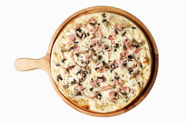 Pizza appetitosa con prosciutto su una tavola di legno. Cucina italiana tradizionale. Vista dall'alto. Isolato su bianco