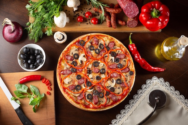 Pizza appetitosa su un tavolo scuro con ingredienti