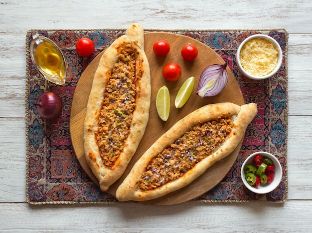 Pizza araba Lahmacun su superficie di legno bianca