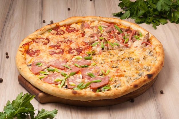 Pizza assortita con diversi ripieni formaggi, prosciutto, peperoni, quattro formaggi