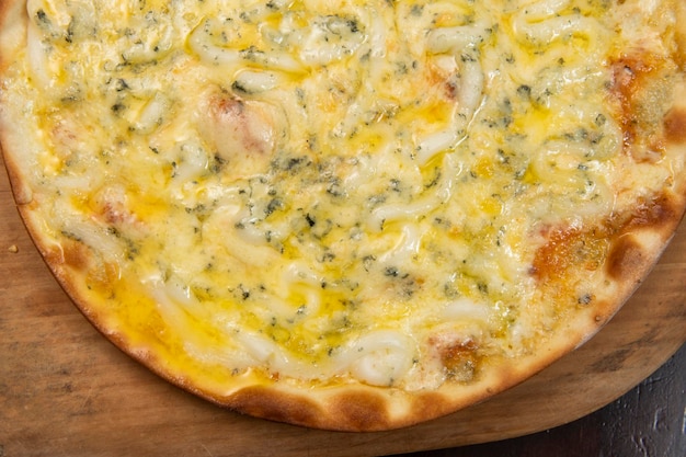 Pizza brasiliana con 4 formaggi e cipolla