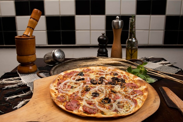Pizza brasiliana con cipolla e olive nere