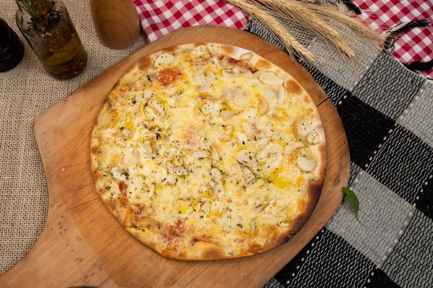 Pizza brasiliana con formaggio ai funghi e origano