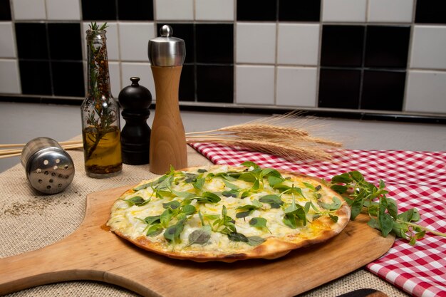 Pizza brasiliana con formaggio, mozzarella e basilico, vista dall'alto