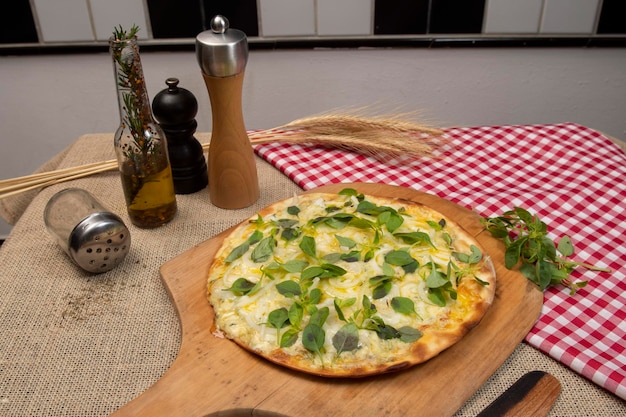 Pizza brasiliana con formaggio mozzarella e basilico