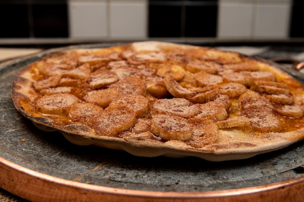 Pizza brasiliana dolce con banana, cannella e zucchero, vista dall'alto