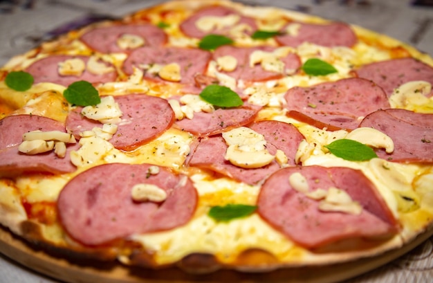 Pizza brasiliana tradizionale con lombo canadese con funghi