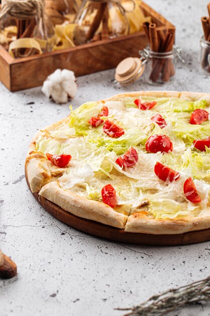 Pizza Caesar con insalata iceberg e pomodori