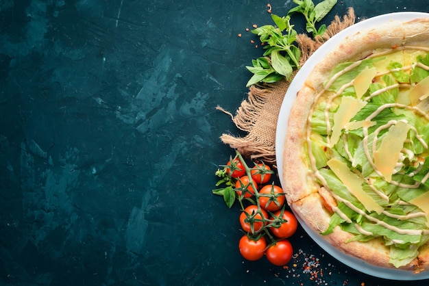 Pizza Caesar Filetto di pollo Lattuga Parmigiano Salsa Caesar Piatto tradizionale italiano Sullo sfondo vecchio Vista dall'alto Spazio libero per il testo